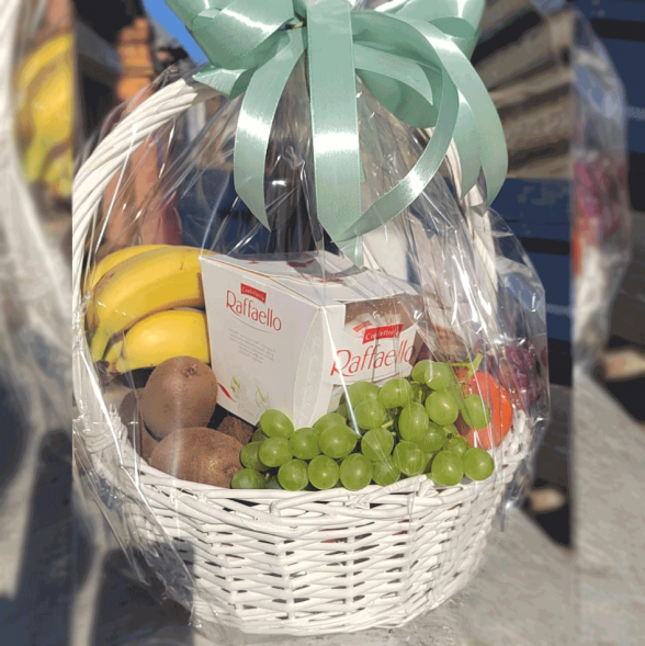 Корзина с фруктами 6 кг. и  Raffaello в Феодосии