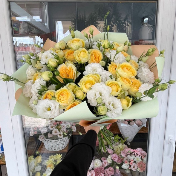 Букет из кустовых роз и эустом «Солнечное утро»  в Феодосии