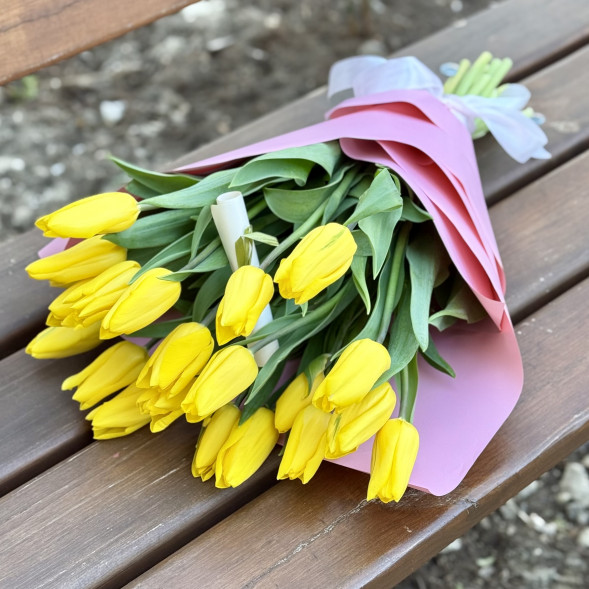 21 желтый тюльпан в Феодосии