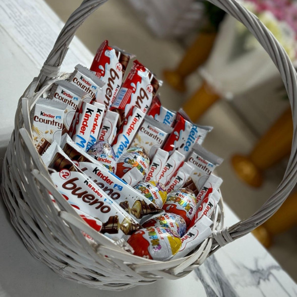 Корзина из сладостей Киндер в Феодосии