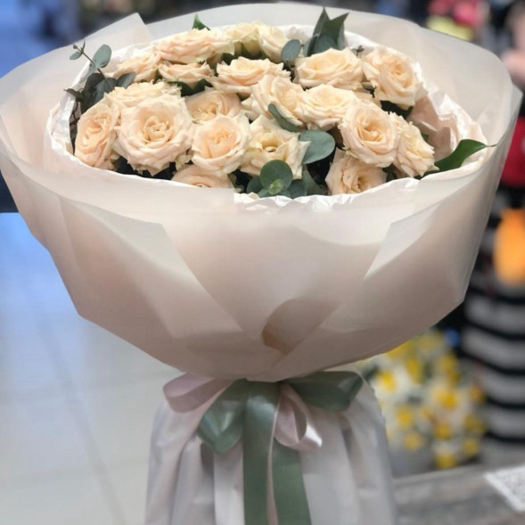 7 кремовых кустовых роз с эвкалиптом в Феодосии