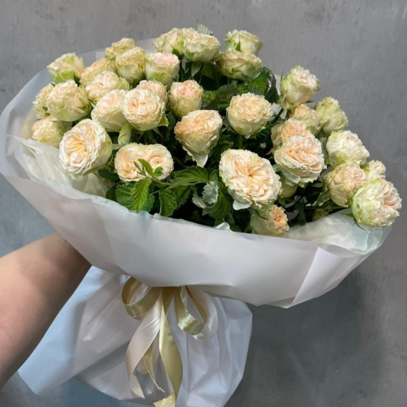 9 кустовых роз в упаковке в Феодосии