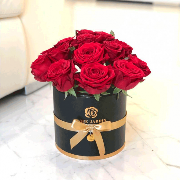 15 красных роз в шляпной коробке в Феодосии