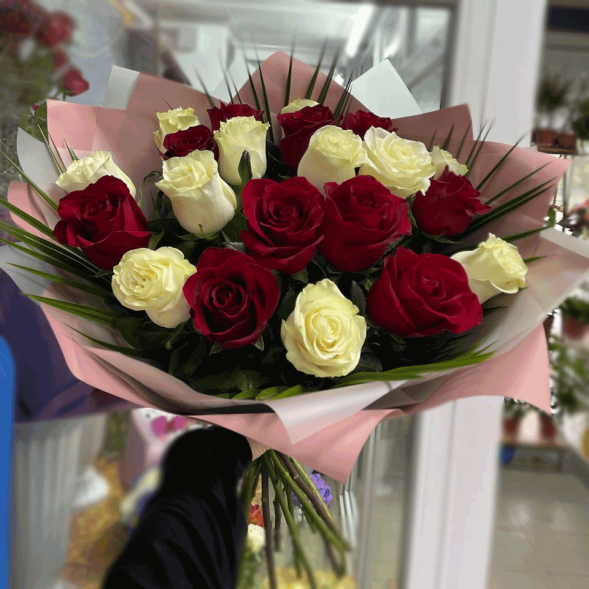 21 красная и белая роза микс в Феодосии