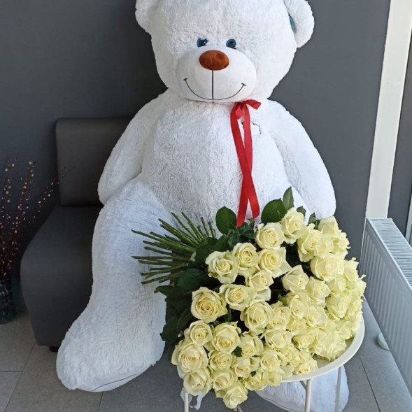 101 белая роза с плюшевым мишкой  в Феодосии