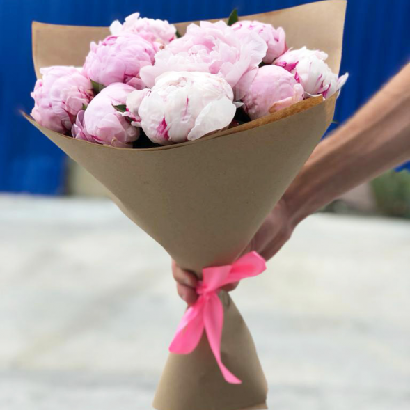 Букет 9 нежных пионов в крафте в Феодосии