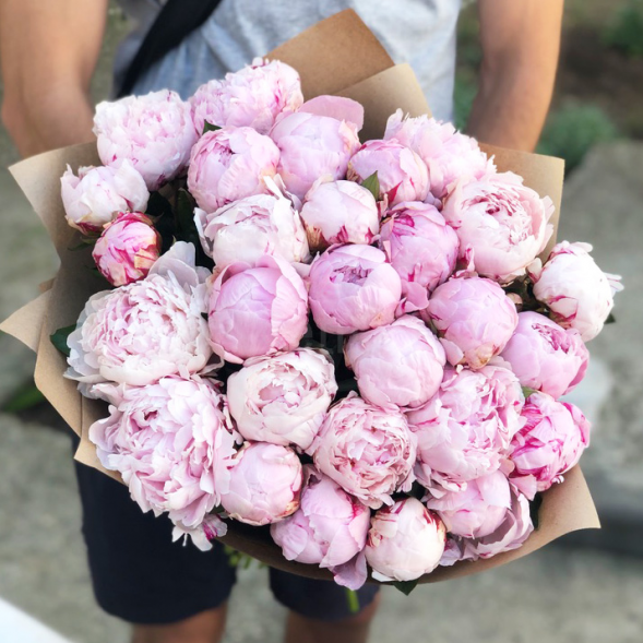 Букет 29 нежных пионов в крафте в Феодосии