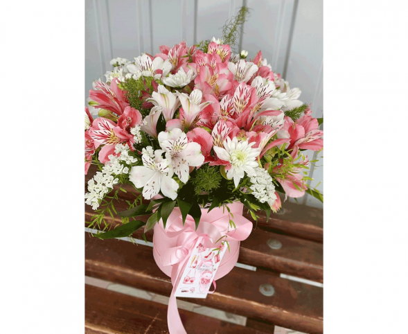 Нежный микс альстромерий в шляпной коробке в Феодосии