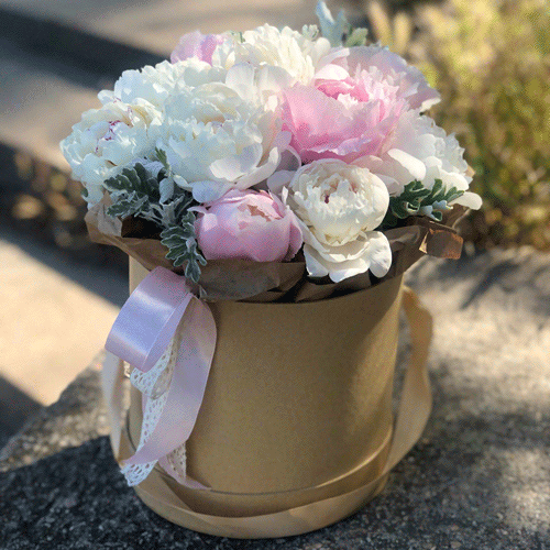 Пионы в шляпной коробке в Феодосии