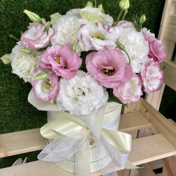 Коробочка с эустомами в Феодосии