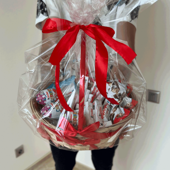 Корзина с киндерами в Феодосии