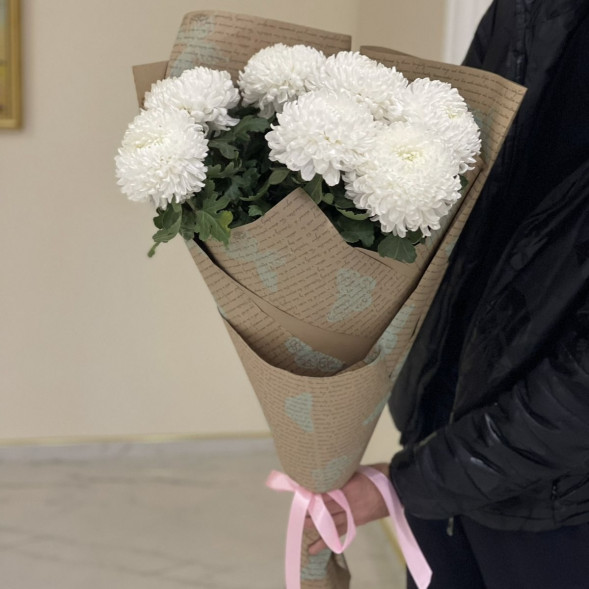 Букет 7 белых одноголовых хризантем в крафте в Феодосии
