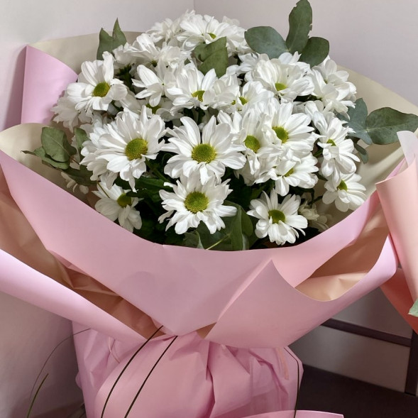 Букет  из 7 белых кустовых хризантем в упаковке в Феодосии