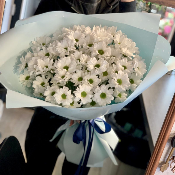 Букет 7 белых кустовых хризантем в Феодосии