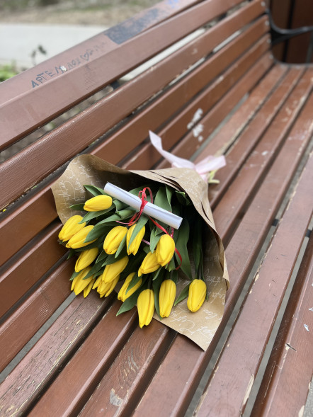 15 жёлтых тюльпанов в Феодосии