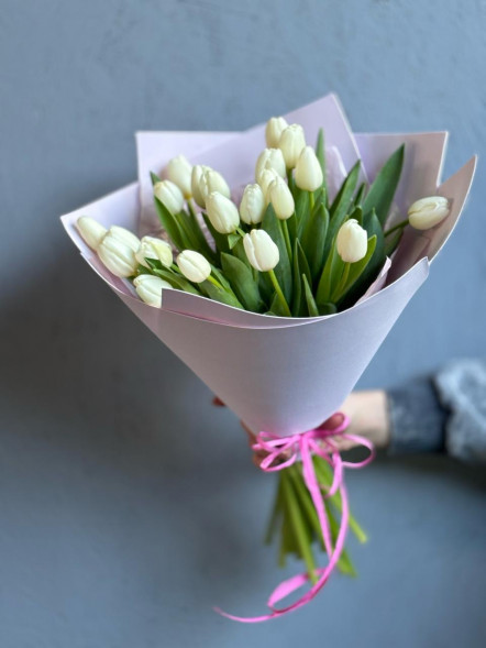 21 белый тюльпан в Феодосии