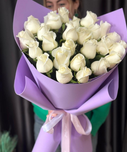 25 белых роз в упаковке Эквадор в Феодосии