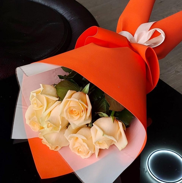 Букет 7 кремовых роз в упаковке в Феодосии