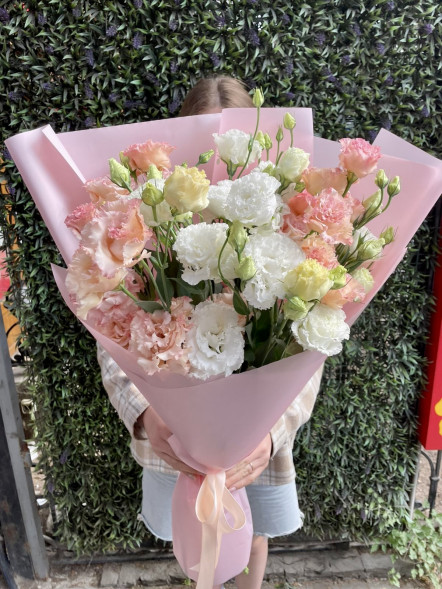 Букет 7 белых и нежно-розовых эустом в Феодосии