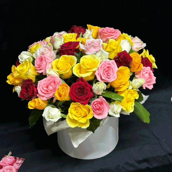 51 роза микс в шляпной коробке в Феодосии