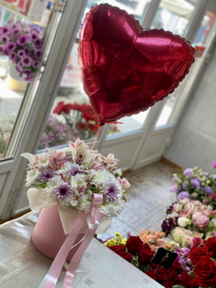 Цветы в коробке и шарик в форме сердца в Феодосии