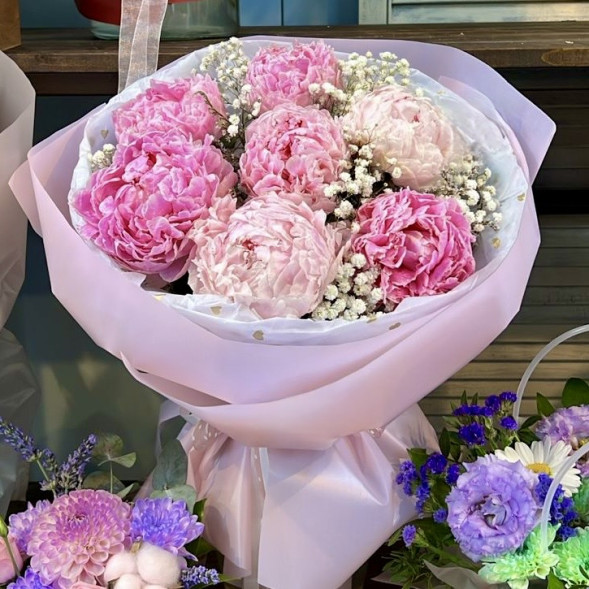 Букет 7 нежных пионов с гипсофилой в Феодосии