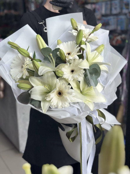 Букет с лилией и герберами в Феодосии