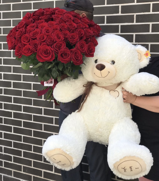 Подарочный набор из 51 красной розы и большого плюшевого мишки в Феодосии