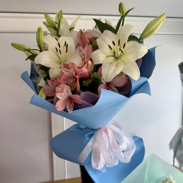 Букет из лилий и альстомерий в Феодосии