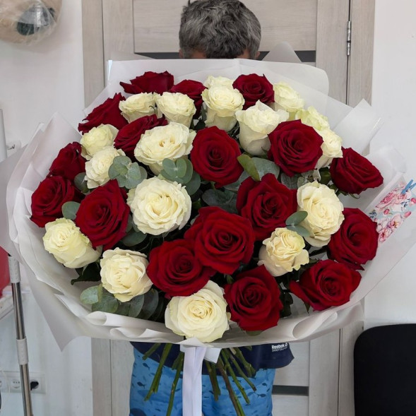 35 роз Эквадор Премиум с эвкалиптом в Феодосии