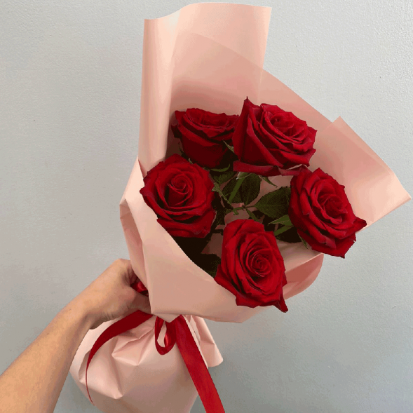 Стильный букет 5 красных роз в Феодосии