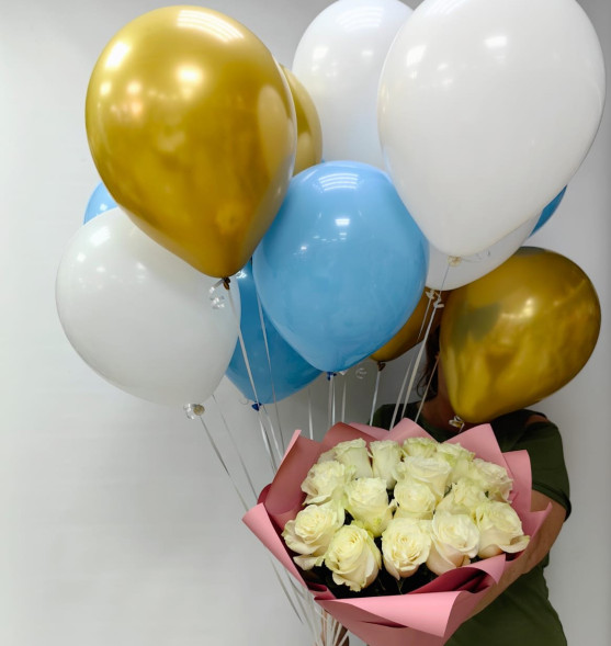 Букет 15 белых роз и 15 гелиевых шаров в Феодосии