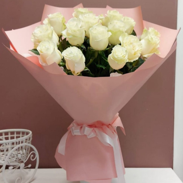 Букет 15 белых голландских роз в упаковке в Феодосии