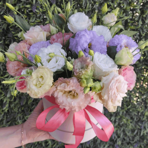 Нежный микс эустом в шляпной коробке в Феодосии