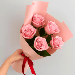 Стильный букет 5 розовых роз