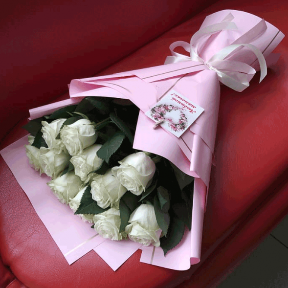 Букет 11 белых роз в упаковке в Феодосии